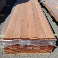 Keruing schuttingplank met V-groeven &ndash; 1,6 x 14,5 x 335 cm