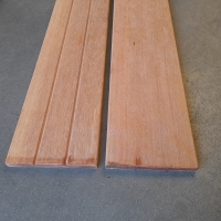 Keruing schuttingplank met V-groeven &ndash; 1,6 x 14,5 x 335 cm
